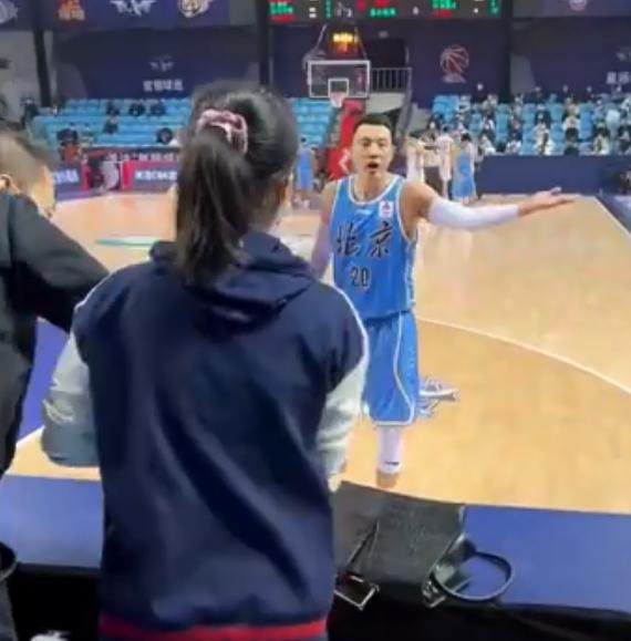 新葡京网站-CBA媒体人斗嘴球员被取消资格 周琦曾和她对线